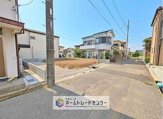 【前面道路含む現地写真】どのような建物が建つか、間取りの広さはどうかなど、気になる点は丁寧にご説明いたします。資料請求やご案内は即日対応いたします。土日や平日、お仕事終わりの時間など、ご都合に合わせてご案内いたします。