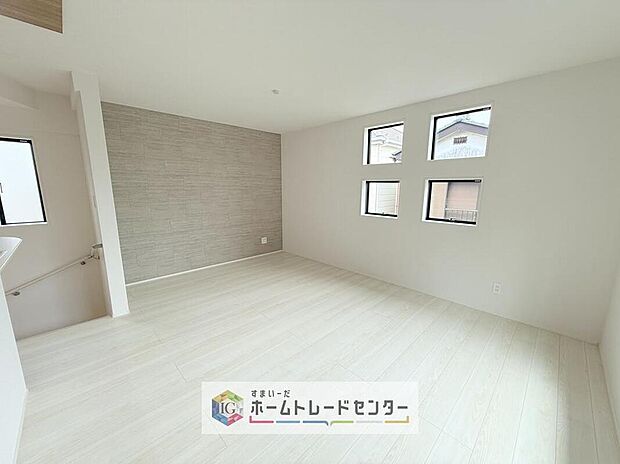 【リビング】LDKのリビングスペースです。広く奥行きのあるリビングの為、ダイニング、リビングの各スペースがしっかりと確保できます。お食事の後はこちらに移って皆様でおくつろぎください。