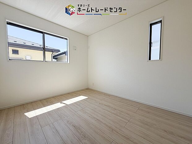 【洋室】全居室2面採光です。光を取り入れやすのはもちろんですが、建物全体の窓の数も増えておりますので、換気性能に優れた物件です。窓を開ければ家中を気持ちの良い風が通り抜けます。