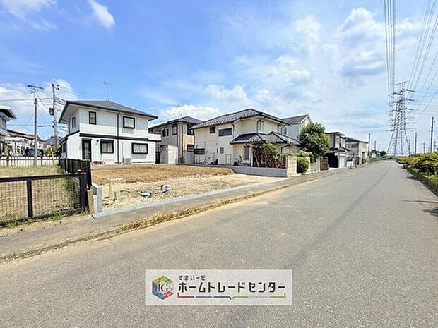 【 前面道路含む現地写真】耐震等級最高等級の住宅性能評価書はもちろん、長期優良住宅の認定も受けた高性能な住宅です。長く、安心して住んでいただきたい、だからこそ厳しい第三者のチェックをお願いし、お客様に安心を届けます。