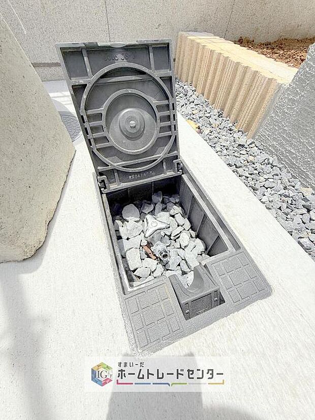 【その他設備】バーベキューなど、お庭でアウトドアを楽しむ方にとっては、外に水栓があれば家の中から水を運び出す手間が省けます。洗車の際にも便利です♪