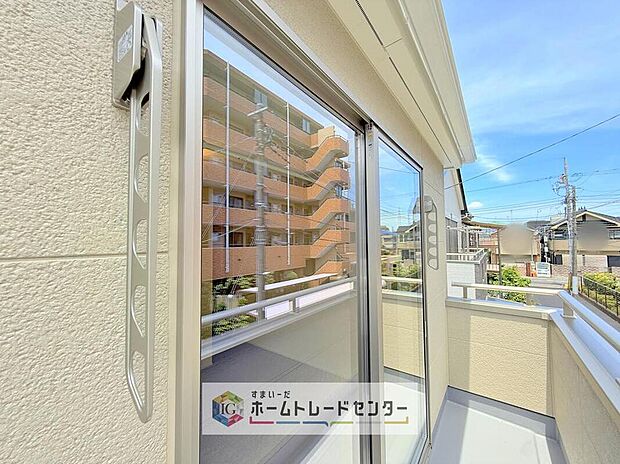 【その他設備】物干し竿受け付きで“干す場所に困らない”バルコニー。急な天気でも出し入れが手早い。日々の洗濯をしっかり回せる実用的な仕様です。