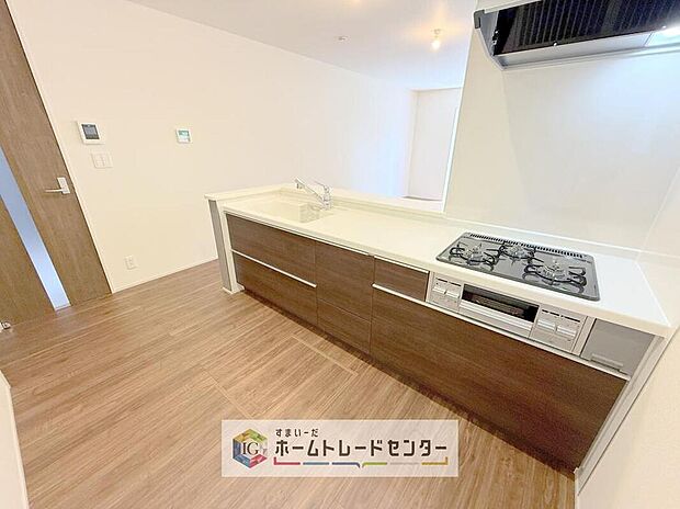 【キッチン】キッチンスペースは家族で作業が出来るよう広めにとりました。みんなで楽しくお料理をすれば、より美味しい食事が創れそうです。そしてお料理好きなお子様が育つかも、もちろん片付けもみんなでできます。