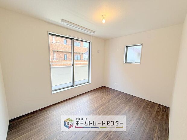 【リビング以外の居室】日当りの良さは写真でも充分に伝わるかと思いますが、開放感のある周囲にめぐまれたおかげで、風通しもとても良くなっております。ぜひ現地を見ていただき体感していただきたいポイントです。