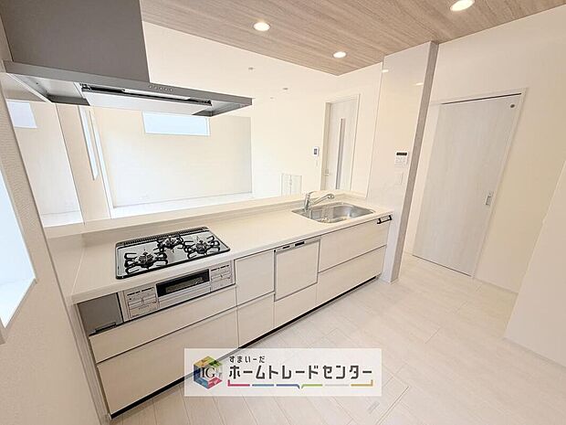 【【キッチン】】食洗機が標準装備でついています。家事は毎日の事、一日一日は少しの負担軽減でも、その少しを1年で考えれば大きな時間になります。自由に使えるお時間を増やしていただき、その分新居でおくつろぎ下さい。