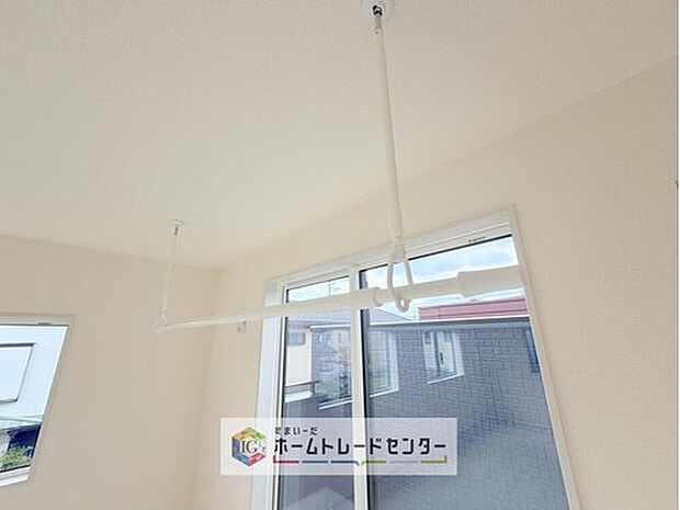 【【室内物干し】】急な雨にも対応できる室内物干しが標準装備のため、バルコニーの屋根を設置するは必要がありません。風の強い日でも気にせずお洗濯ができます。