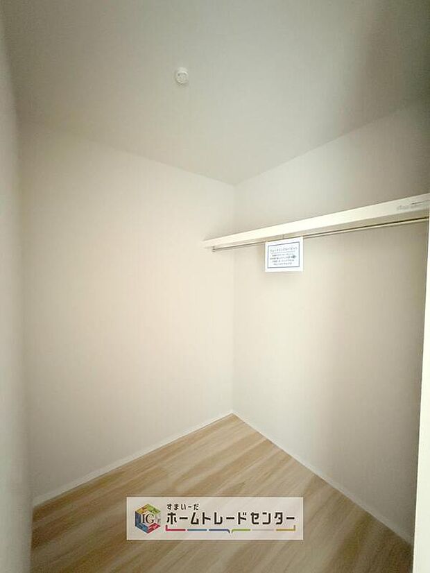 【収納】あると助かるウォークインクローゼットです。長く住むにつれて自然と多くなるお荷物も楽々しっかりと収納できます。また、時間のかかる衣替えも衣服の順番を変えるだけでいつでも簡単にできてストレスフリー。