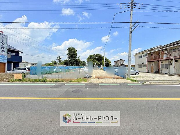 【前面道路含む現地写真】和戸駅徒歩17分、長期優良住宅認定通知書取得の新築戸建です。ZEH水準の省エネ性能や住宅性能評価書を備え、全棟4LDKで全居室収納付き。WICや床下収納もあり、収納面も充実しています。