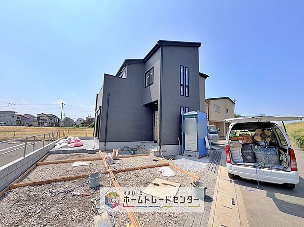 【現地外観写真】一戸建ての大きなメリットは、「自分の土地」を自由に使えること。好きなペットが飼えるほか、ガーデニングやDIY、車やバイクの手入れなど様々な趣味を楽しめます♪