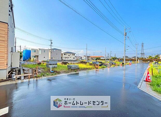 【前面道路含む現地写真】完成してからは見ることのできない、施工方法や構造をしっかりとご確認いただけるのが、建築中の住宅の大きなメリットです。専門知識を持ったスタッフがご説明させていただきます。お気軽にお問い合わせください。