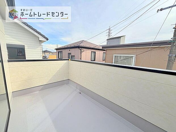 【バルコニー】南面に面したバルコニーはもちろん日当たり良好です。お洗濯物を干していただく際にも楽にできるように奥行きを広くお取りいたしました。明るく、暖かなゆとりあるスペースで快適に家事を行っていただけます。