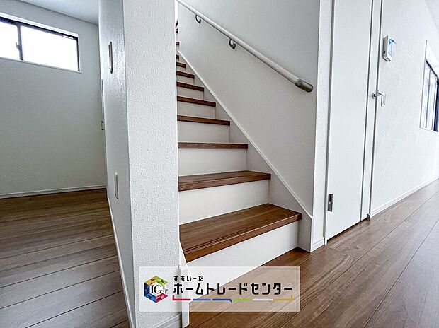 【【リビングイン階段】】帰宅時・外出時の自然なコミュニケーションを育むリビングイン階段を採用。家族が必ず顔を合わせて欲しい。そんな思いをこめています。