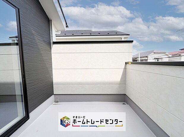 【バルコニー】南面に面したバルコニーはもちろん日当たり良好です。お洗濯物を干していただく際にも楽にできるように奥行きを広くお取りいたしました。明るく、暖かなゆとりあるスペースで快適に家事を行っていただけます。
