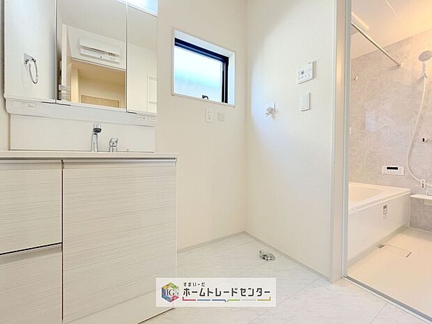 【【洗面所】】合わせ鏡が可能な3面鏡です。朝の忙しい時間でもの身だしなみのチェックもここだけで完結できます。もちろん鏡の後ろは充分な収納力を持った収納となっており、視界に入る部分はスッキリと片付きます。