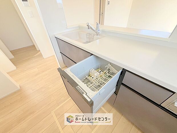 【【食器洗浄乾燥機】】後片付けもラクラクなビルトイン食洗機付き。洗い終わった食器の水切りや乾燥としても便利です。