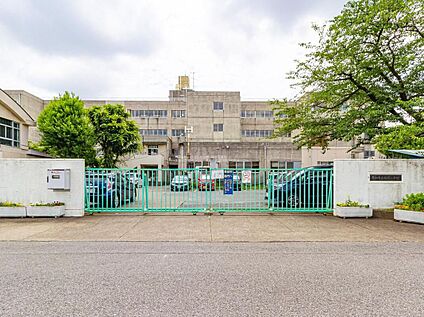 草加市立稲荷小学校 1100m (徒歩14分)