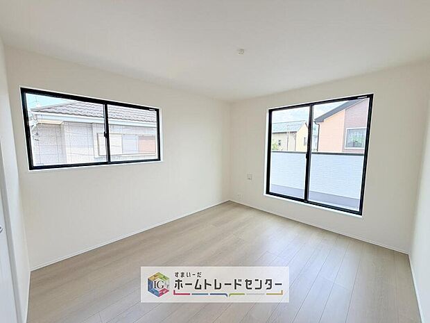 【リビング以外の居室】日当りの良さは写真でも充分に伝わるかと思いますが、開放感のある周囲にめぐまれたおかげで、風通しもとても良くなっております。ぜひ現地を見ていただき体感していただきたいポイントです。