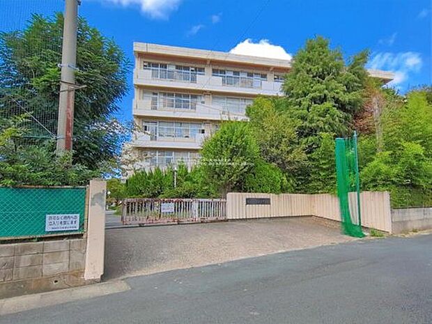 越谷市立栄進中学校(約866m)