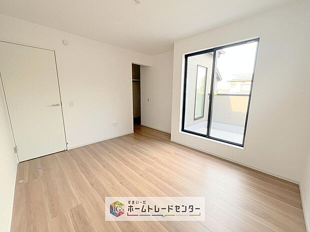 【リビング以外の居室】日当りの良さは写真でも充分に伝わるかと思いますが、開放感のある周囲にめぐまれたおかげで、風通しもとても良くなっております。ぜひ現地を見ていただき体感していただきたいポイントです。