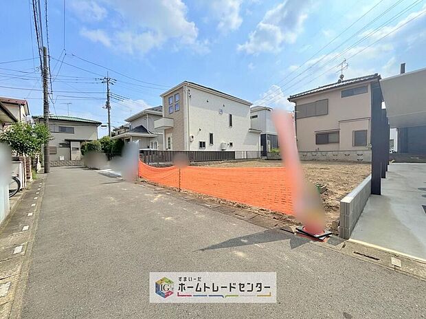 【前面道路含む現地写真】周辺は戸建てが並ぶ落ち着いた住環境。陽当たりや開放感が感じられ、生活利便性も実感できます。お気軽にお問い合わせください。