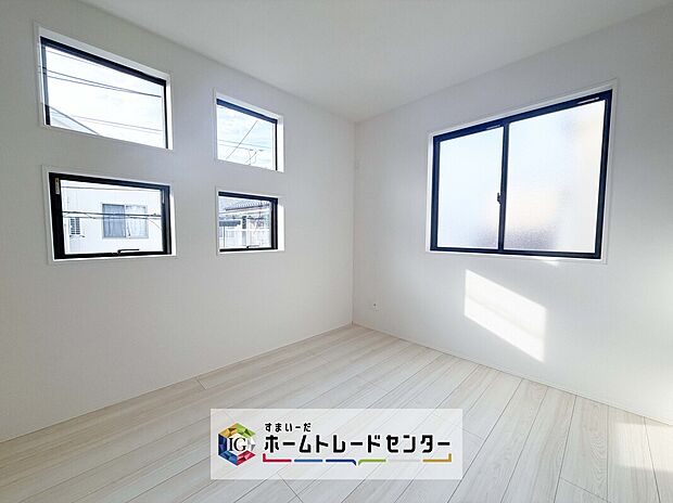 【洋室】全居室2面採光です。光を取り入れやすのはもちろんですが、建物全体の窓の数も増えておりますので、換気性能に優れた物件です。窓を開ければ家中を気持ちの良い風が通り抜けます。