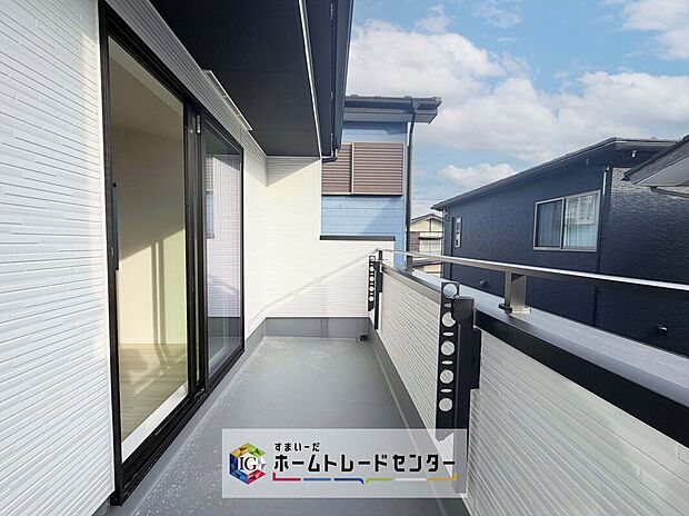 【バルコニー】南面に面したバルコニーはもちろん日当たり良好です。お洗濯物を干していただく際にも楽にできるように奥行きを広くお取りいたしました。明るく、暖かなゆとりあるスペースで快適に家事を行っていただけます。