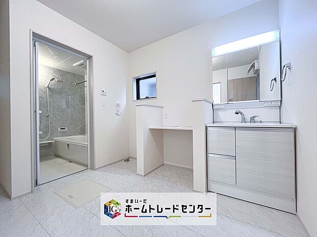 【【洗面所】】洗面所にしっかりとしたゆとりを持たせることで、普段の生活の快適さにつながります。朝の準備に洗濯物の取り回し、浴室出入りや着替えなど、機能性が求められる場所です。しっかりとした広さを確保しております。



