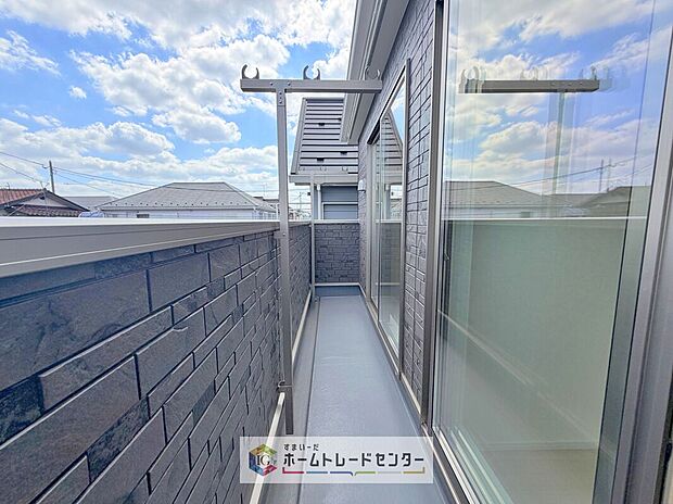 【バルコニー】バルコニーは2部屋以上からの出入りが可能となっております。同じ家族でも生活スタイルが異なる今の時代、昼間お休みになられている方がいても支障なくバルコニーを使えるために必要とされる要素かと思います。
