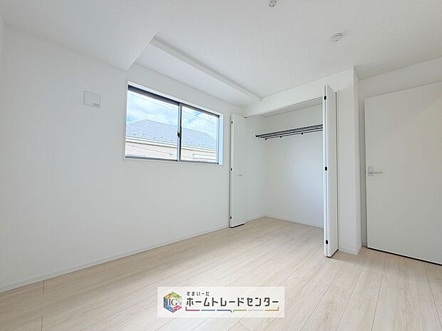 【洋室】各居室に収納を完備しております。収納が豊富な住宅は居室空間がしっかりと使えるので暮らしやすさが断然に上がります。荷物をを気にすることなく家具の配置をお好み通りにできるのも大きな魅力です。