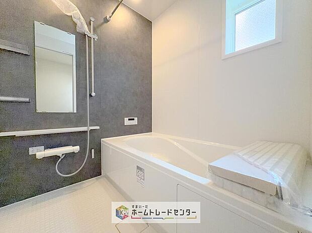 【【浴室】】一坪タイプのユニットバスは、足をしっかりと延ばして一日の疲れを癒すことが可能です。浴室暖房乾燥機も完備しておりますので、カビの心配が無いのはもちろん、雨の日のお洗濯物はお風呂で乾かせます。