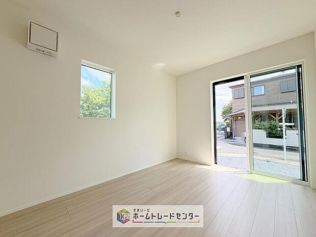 【リビング以外の居室】日当りの良さは写真でも充分に伝わるかと思いますが、開放感のある周囲にめぐまれたおかげで、風通しもとても良くなっております。ぜひ現地を見ていただき体感していただきたいポイントです。