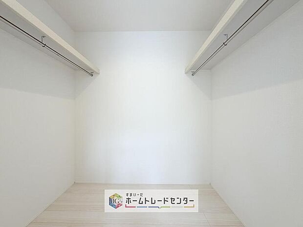 【収納】大容量のウォークインクローゼットです。どなた様でも収納に頭を悩ませたことがあるかと思います。ウォークインクローゼットがございますと一気に解決いたしますし、お部屋を最大限の空間ですっきりお使い頂けます。