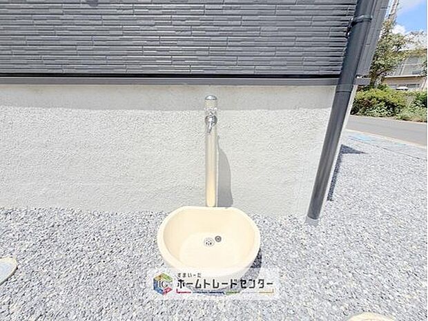 【【外水栓】】バーベキューなど、お庭でアウトドアを楽しむ方にとっては、外に水栓があれば家の中から水を運び出す手間が省けます。洗車の際にも便利です♪