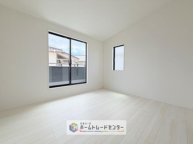 【リビング以外の居室】日当りの良さは写真でも充分に伝わるかと思いますが、開放感のある周囲にめぐまれたおかげで、風通しもとても良くなっております。ぜひ現地を見ていただき体感していただきたいポイントです。