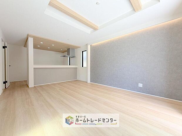 【リビング】日当たりもよく、広々としたリビングです。ゆったりとした家族の時間をお過ごしいただけます。休日はご家族そろって、またはお友達を誘って、明るいリビングで楽しい時間をお過ごしください。