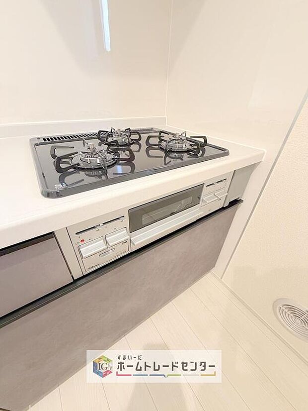 【【キッチン】】同時調理に強い3口コンロを採用。炒める・煮る・茹でるを一度に進められ、朝夕の支度がスムーズ。家事時間をぐっと短縮できます。