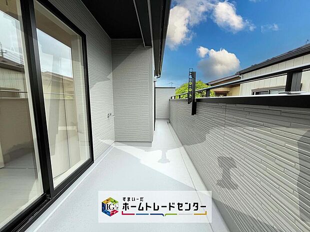 【バルコニー】南面に面したバルコニーはもちろん日当たり良好です。お洗濯物を干していただく際にも楽にできるように奥行きを広くお取りいたしました。明るく、暖かなゆとりあるスペースで快適に家事を行っていただけます。