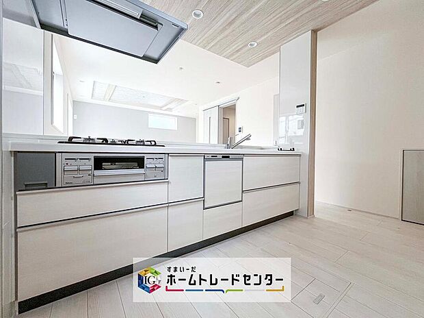 【【キッチン】】食洗機が標準装備でついています。家事は毎日の事、一日一日は少しの負担軽減でも、その少しを1年で考えれば大きな時間になります。自由に使えるお時間を増やしていただき、その分新居でおくつろぎ下さい。