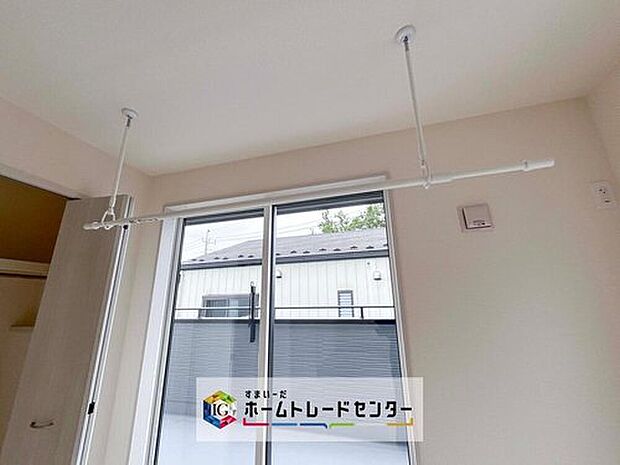 【【室内物干し】】急な雨にも対応できる室内物干しが標準装備のため、バルコニーの屋根を設置するは必要がありません。風の強い日でも気にせずお洗濯ができます。