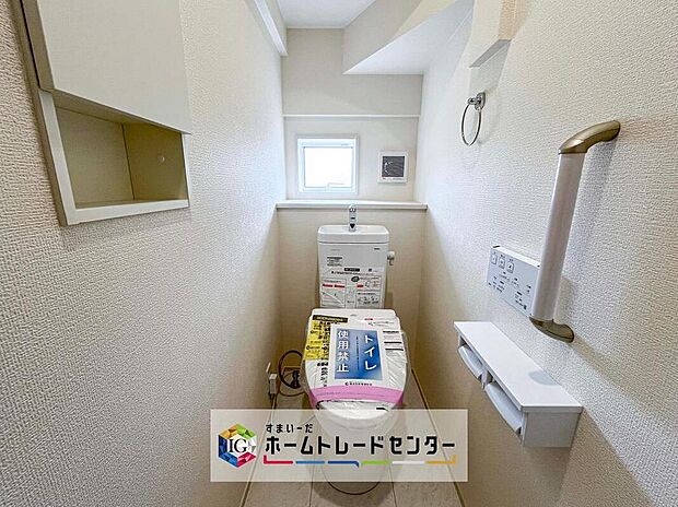 【【トイレ】】暖房機能の付いた便座は冬の寒い日にはあって良かったと本当に思います。もちろん快適で清潔なシャワー機能は標準で備えています。スペースも広くとっているので普段のお掃除もしやすいトイレスペースです。