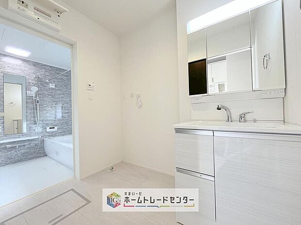 【【洗面所】】合わせ鏡が可能な3面鏡です。朝の忙しい時間でもの身だしなみのチェックもここだけで完結できます。もちろん鏡の後ろは充分な収納力を持った収納となっており、視界に入る部分はスッキリと片付きます。
