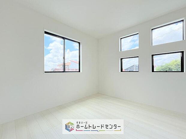 【洋室】2面採光の洋室です。窓からの眺望もよくなり視界が広いので、部屋にいても飽きません、そしてもちろん大切なのは明るさと風通し、明るい日差しと心地よい風で自分のお部屋でくつろげる贅沢をご提供します。