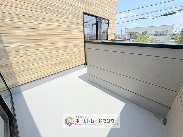 【バルコニー】廊下から直接バルコニーへ出ることができます☆「洗濯物をもったまま階段を登って、お部屋を通って」というわずらわしさを減らしたうれしい造りですね♪
