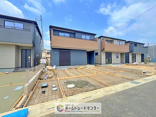 【現地外観写真】分譲地用の道路は広く整備されているだけではなく、基本的には部外者の方が入ってこないという安心感があります。お子さんが道路で遊んでいる姿を見かけない時代になりましたが、危険度が低いのはメリットです。