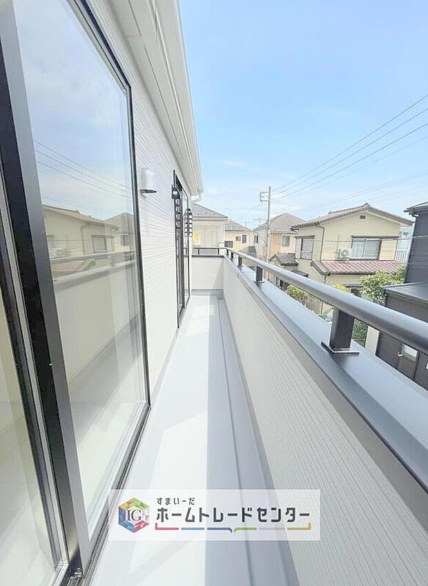 【バルコニー】バルコニーは2部屋以上からの出入りが可能となっております。同じ家族でも生活スタイルが異なる今の時代、昼間お休みになられている方がいても支障なくバルコニーを使えるために必要とされる要素かと思います。