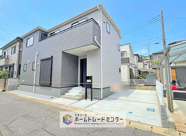 【現地外観写真】青空に栄えるとても格好の良い建物です。駅徒歩15分でしっかりとした広さの敷地を持ち、南面の広さも広くとれているからこその見栄えです。マイホームになったら、絶対にお友達に自慢したくなる建物です。