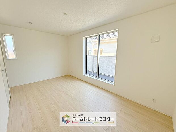 【リビング以外の居室】日当りの良さは写真でも充分に伝わるかと思いますが、開放感のある周囲にめぐまれたおかげで、風通しもとても良くなっております。ぜひ現地を見ていただき体感していただきたいポイントです。