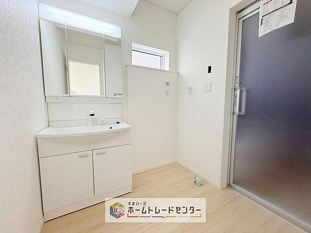 【【洗面所】】合わせ鏡が可能な3面鏡です。朝の忙しい時間でも身だしなみのチェックもここだけで完結できます。もちろん鏡の後ろは充分な収納力を持った収納となっており、視界に入る部分はスッキリと片付きます。