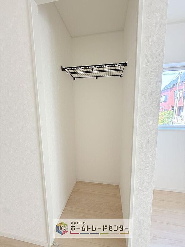 【【リビング収納】】掃除用具や文房具等が収納できるためリビングをスッキリ見せることが出来ます♪また、収納用に家具などを購入する必要がないので、地震が起きても家具が倒れてくる心配もありません。