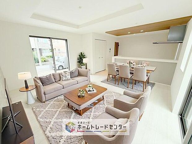 【リビング】ダイニング、リビングの各スペースがしっかりと確保できるLDKです。※現況の物件写真に、CG による画像処理を行っています。家具、家電、照明器具、小物、カーテン、その他のイメージはCG です。